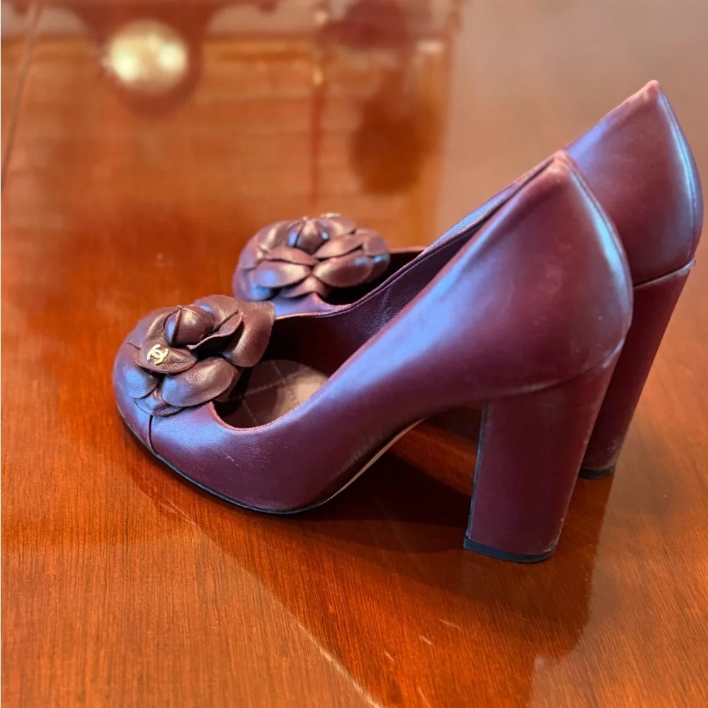 Stunning rare Chanel Canelia Burgundy leather block heels in very good condition